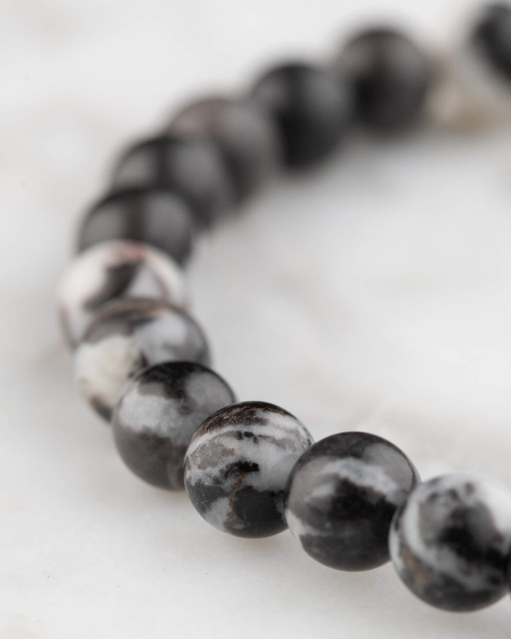 Pulsera de Jaspe Cebra vista en angulo, contraste de cuentas negras y blancas