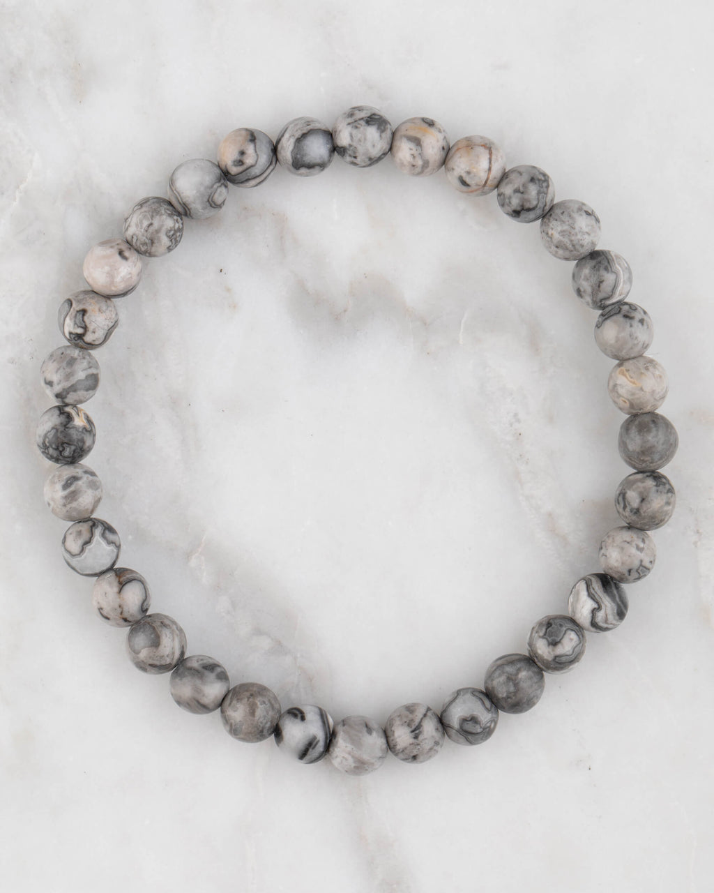 Pulsera de Jaspe Mapa de 6 mm, pieza completa en círculo sobre mármol claro