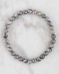 Pulsera de Jaspe Mapa de 6 mm, pieza completa en círculo sobre mármol claro
