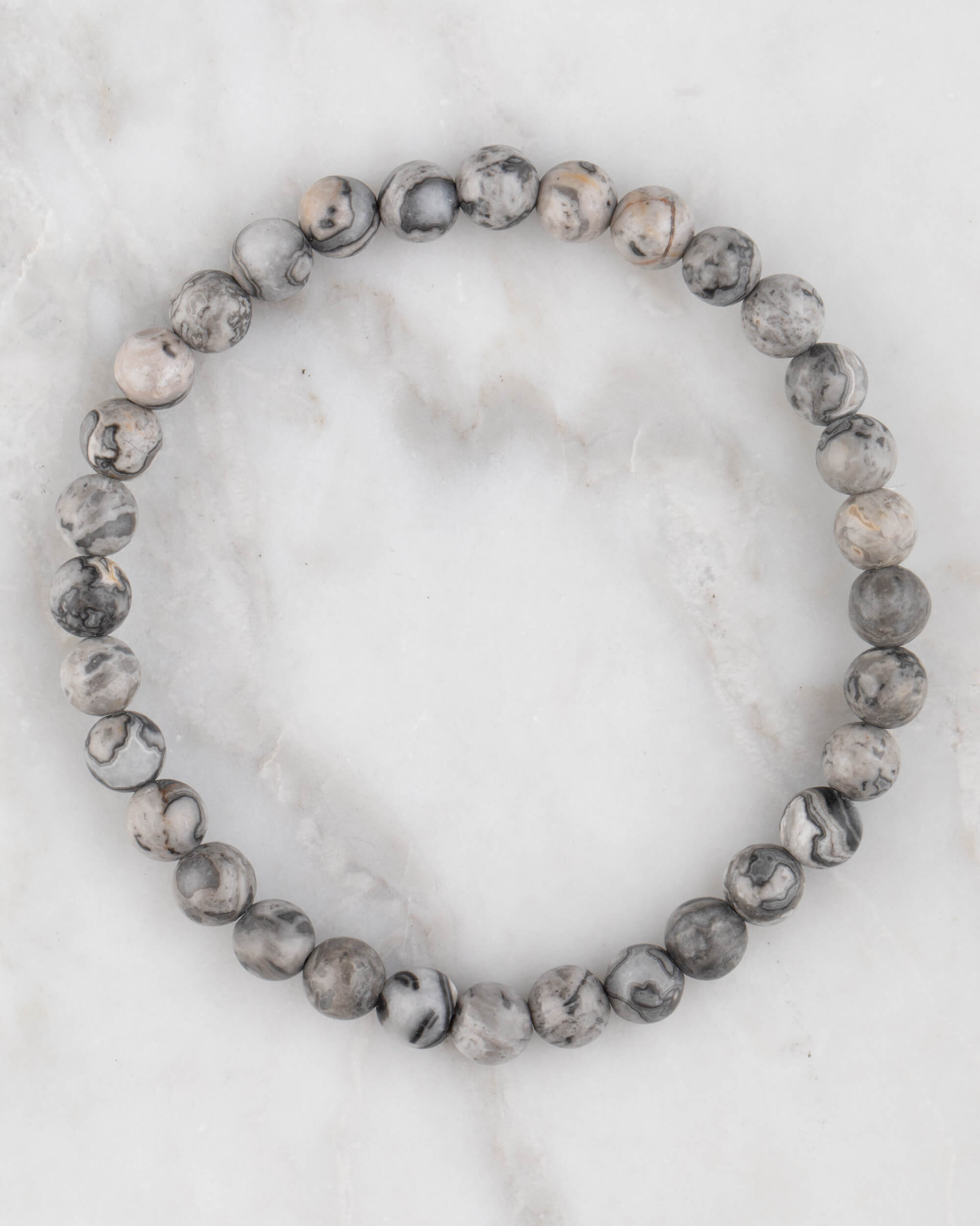 Pulsera de Jaspe Mapa de 6 mm, pieza completa en círculo sobre mármol claro