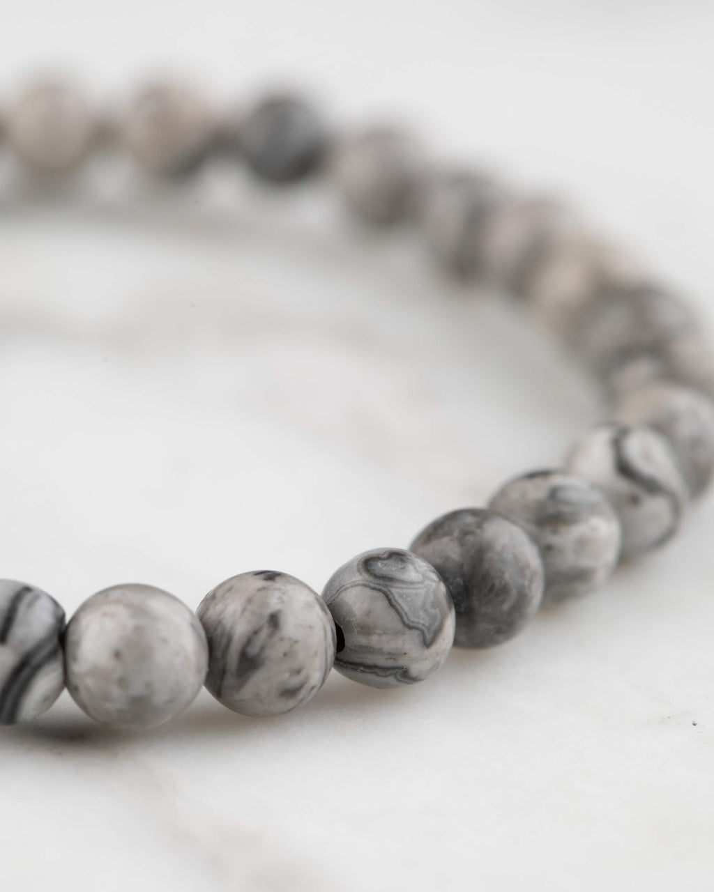Pulsera de Jaspe Mapa vista de cerca en círculo, cuentas grises y blancas
