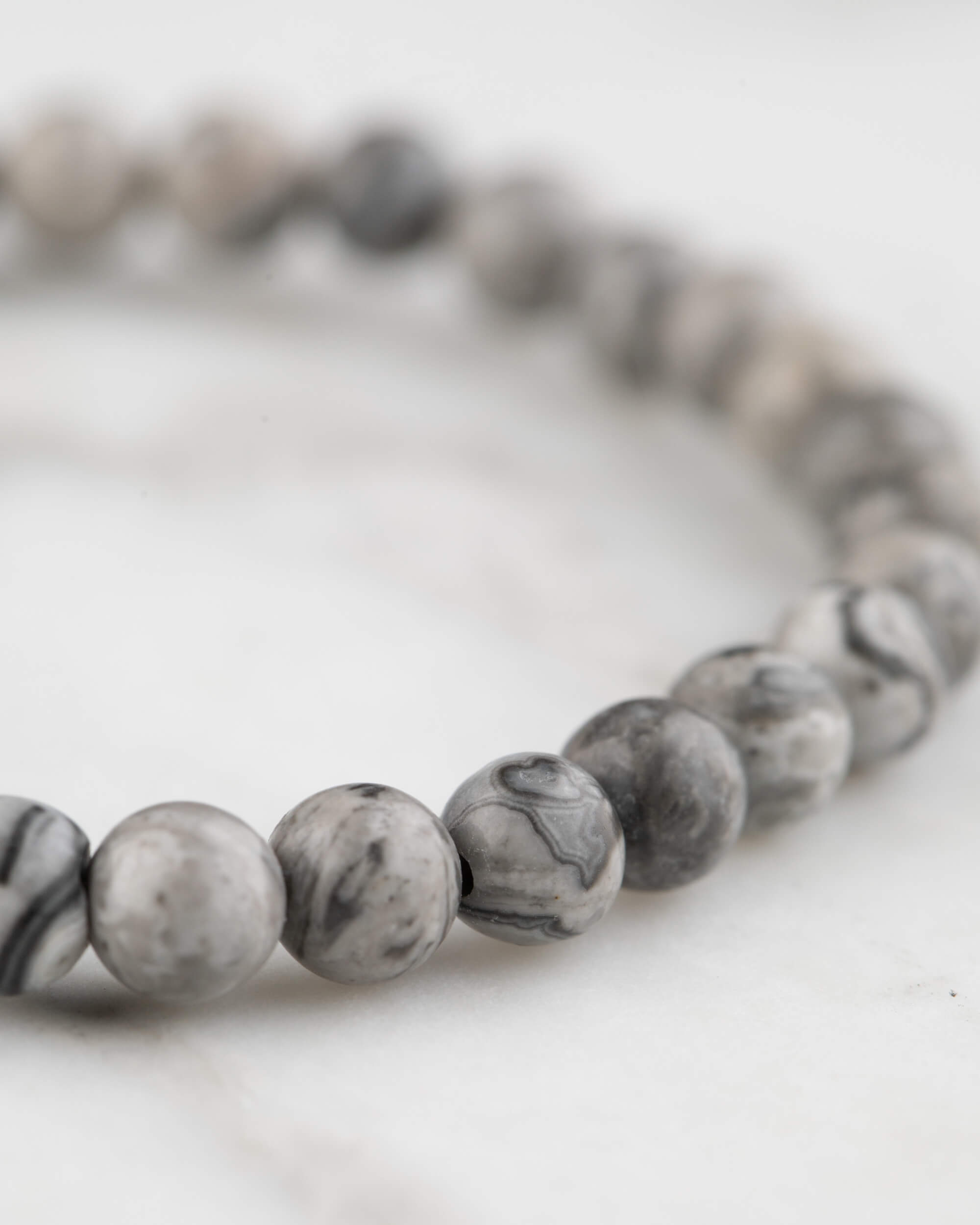 Pulsera de Jaspe Mapa vista de cerca en círculo, cuentas grises y blancas