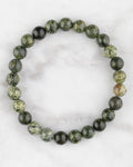 Pulsera de Serpentina de 8 mm, pieza completa en círculo sobre mármol claro