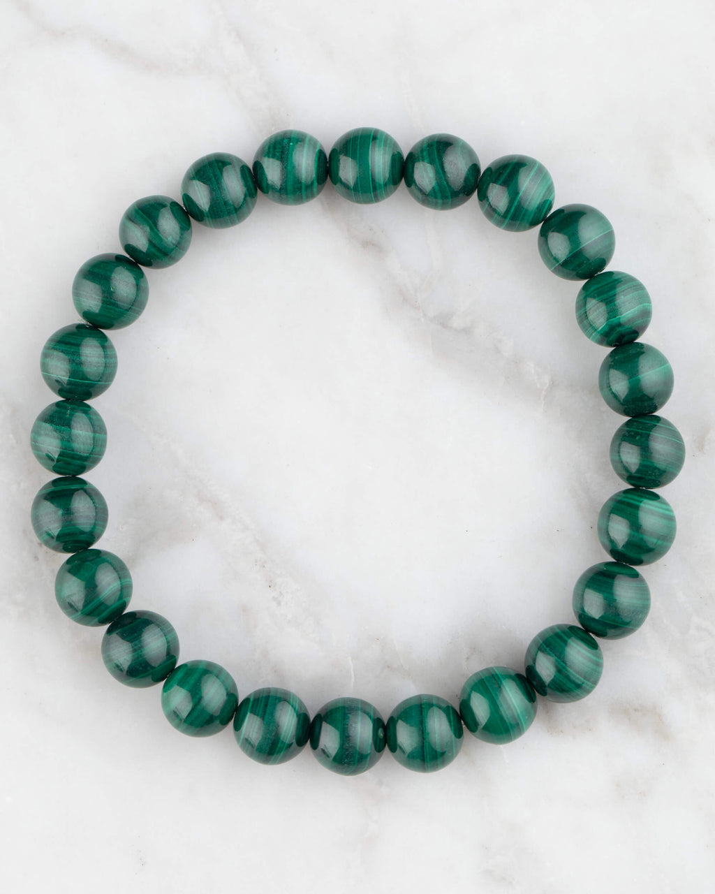 Pulsera de Malaquita de 8 mm, pieza completa sobre mármol claro