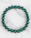 Pulsera de Malaquita de 8 mm, pieza completa sobre mármol claro