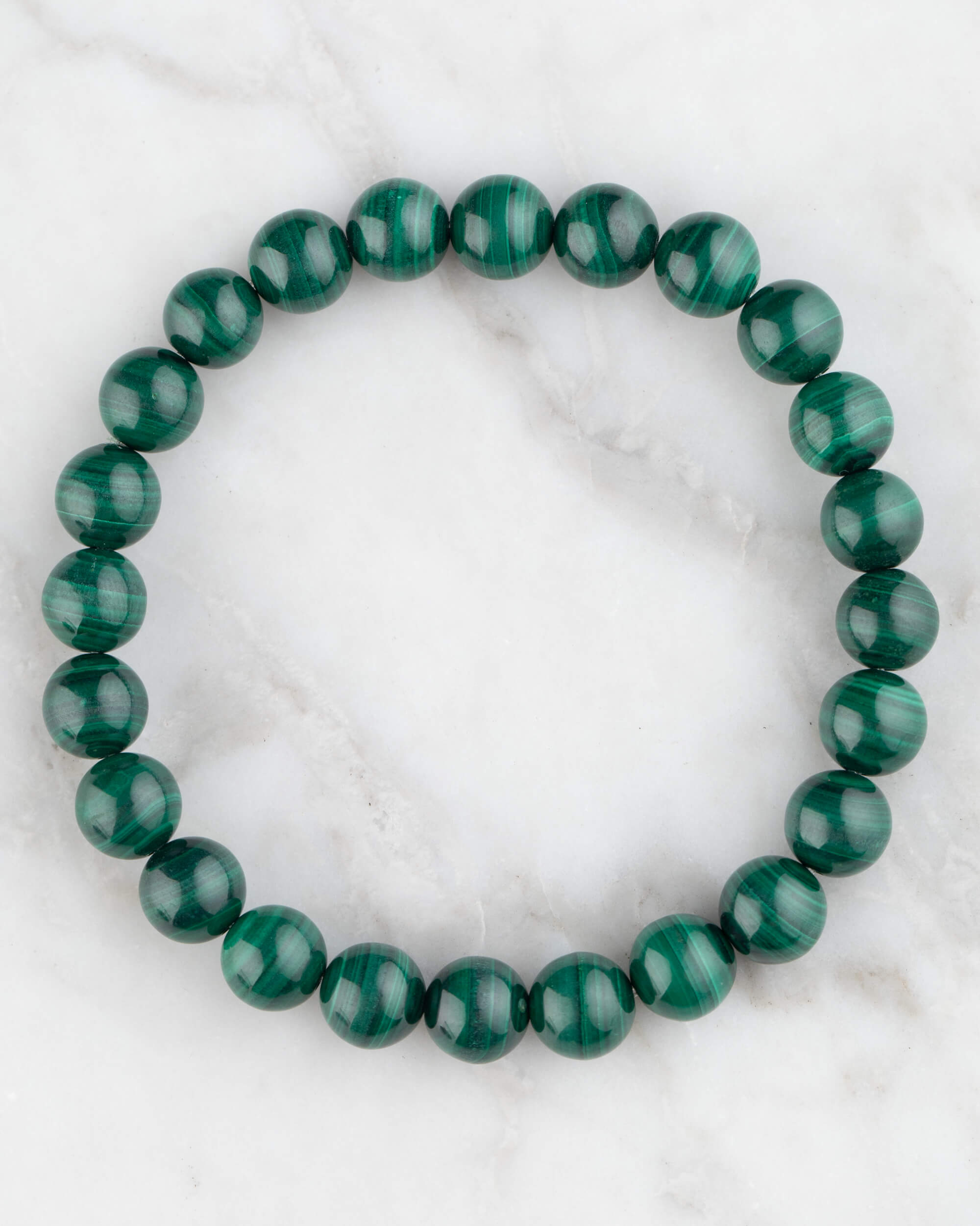 Pulsera de Malaquita de 8 mm, pieza completa sobre mármol claro