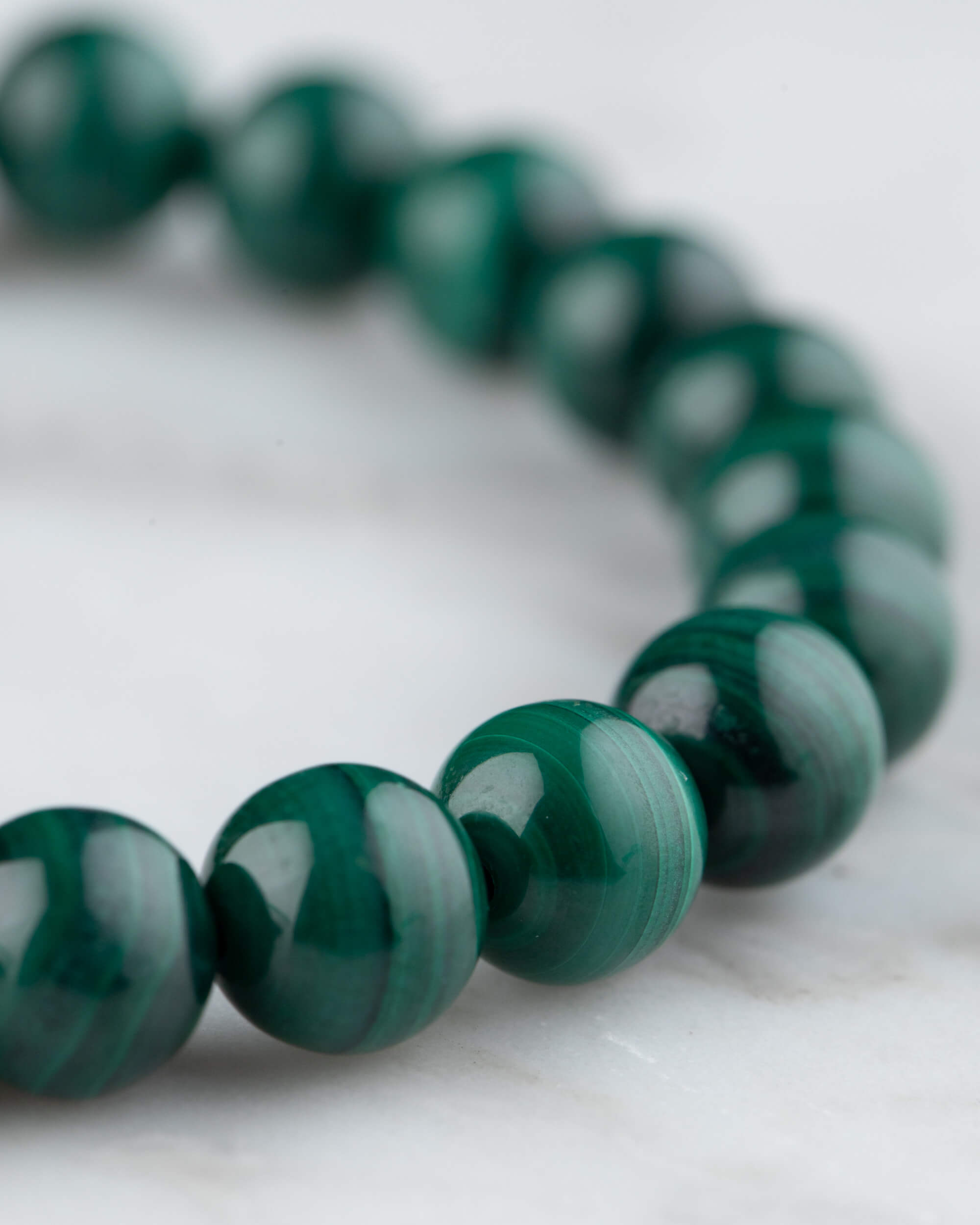 Pulsera de Malaquita en perspectiva curva con brillo natural de las cuentas