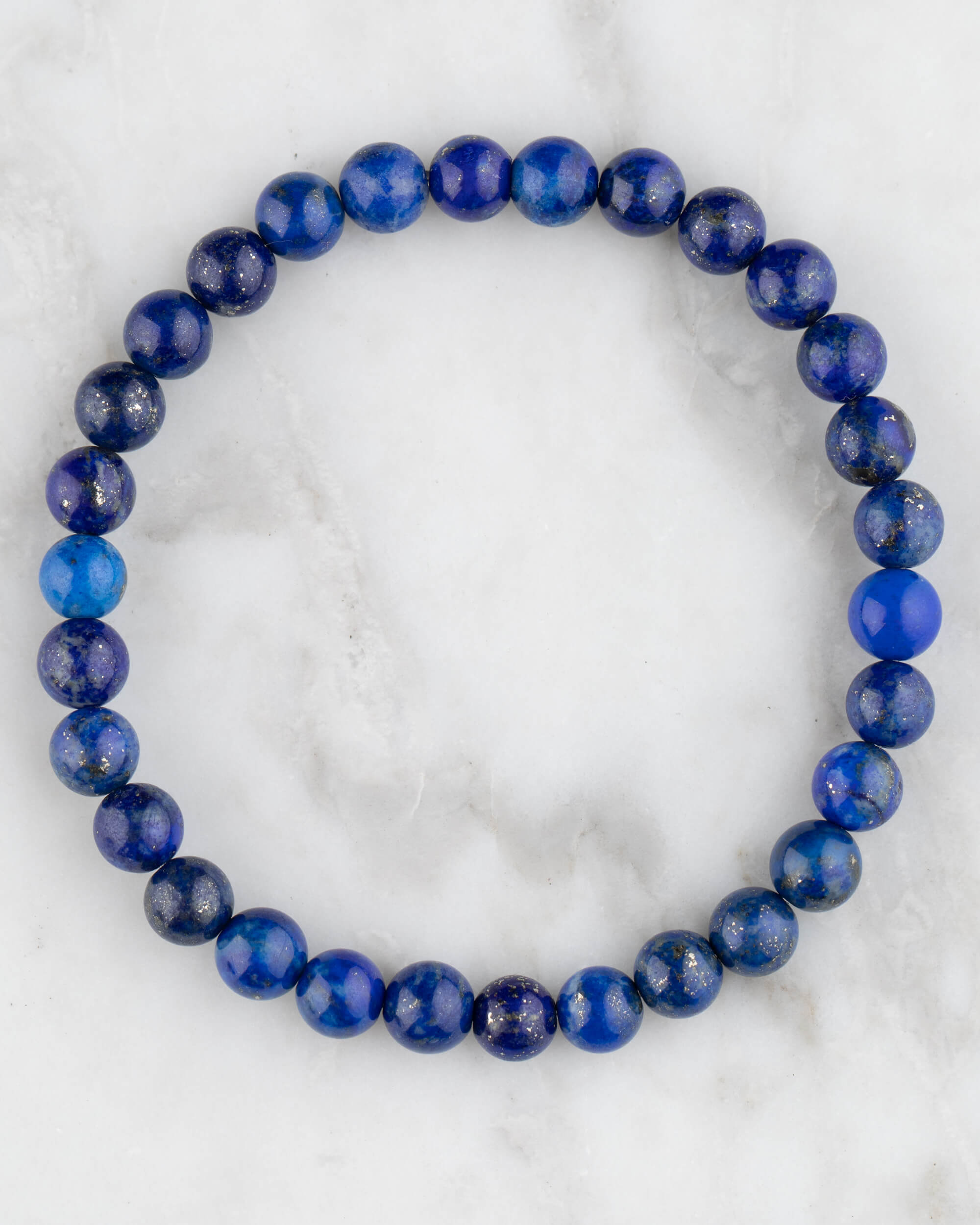 Pulsera de Lapislázuli de 6 mm, pieza completa sobre mármol claro