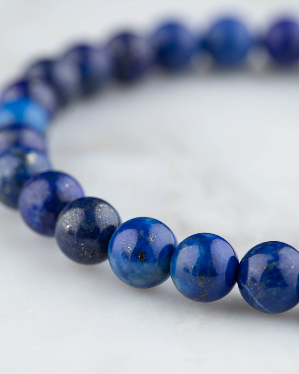 Pulsera de Lapislázuli en perspectiva curva con cuentas de tono variado