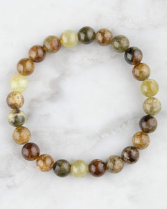 Pulsera de Granate Grosularia de 8 mm, pieza completa sobre mármol claro