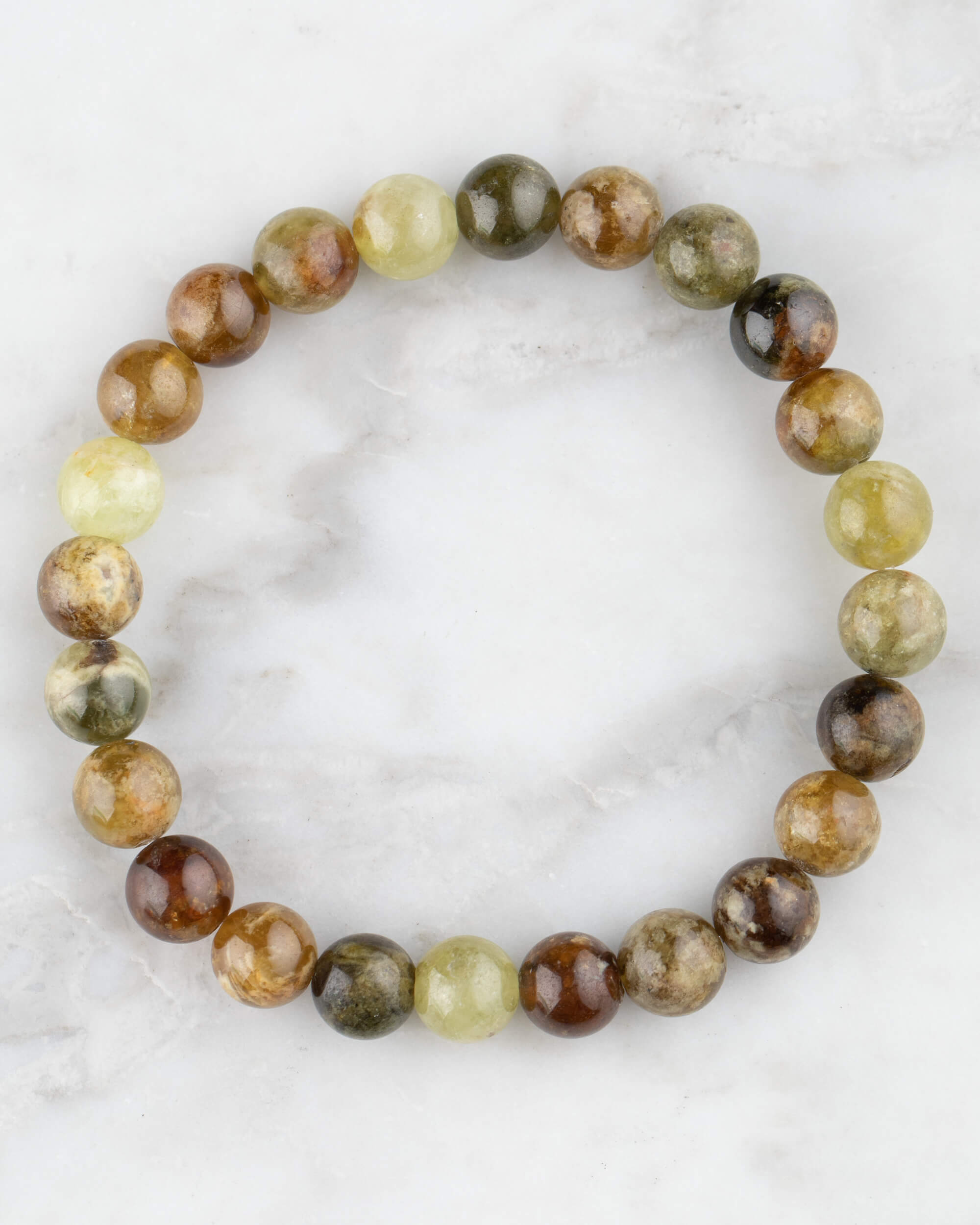 Pulsera de Granate Grosularia de 8 mm, pieza completa sobre mármol claro