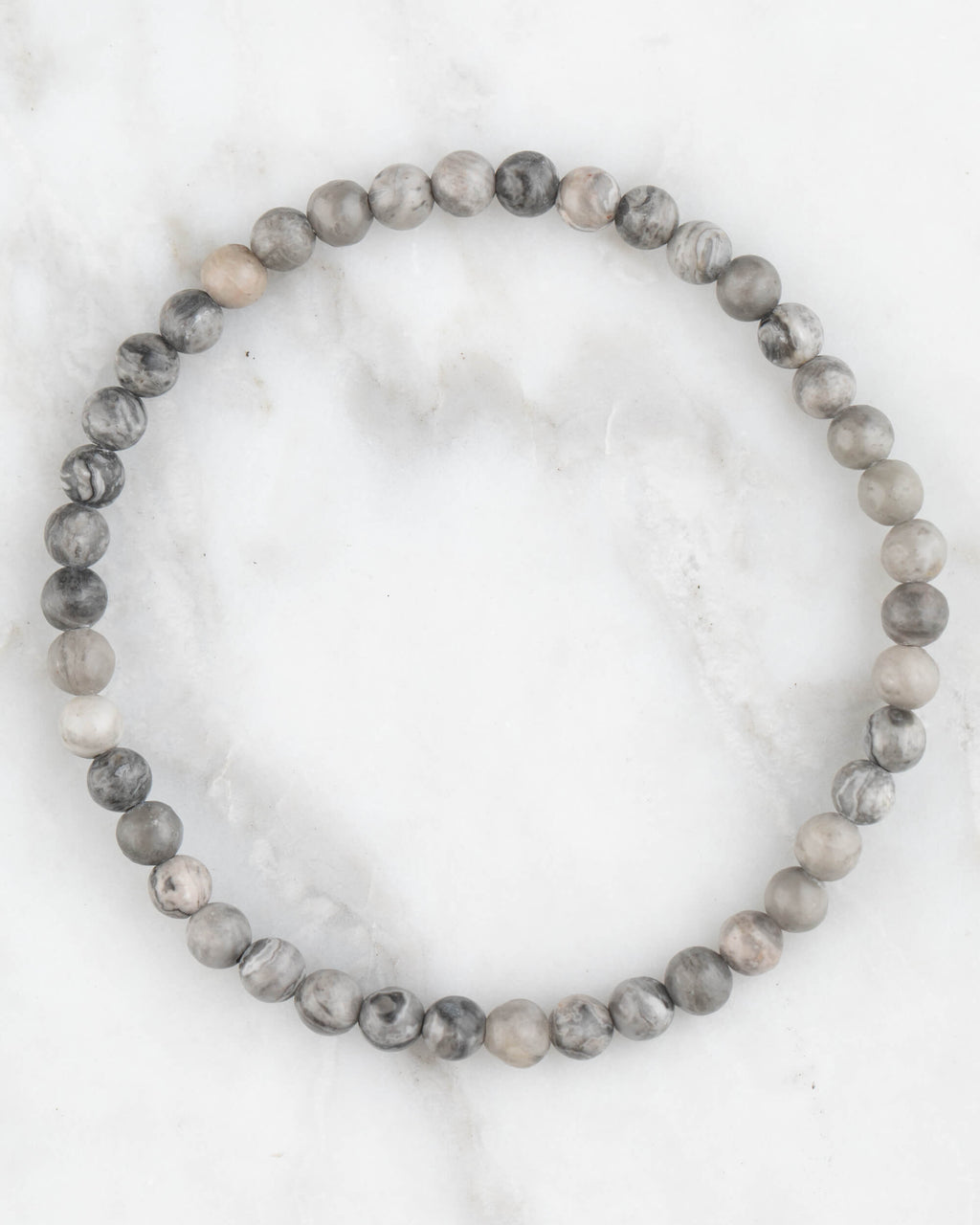 Pulsera de Jaspe Mapa de 4 mm, pieza completa en círculo sobre superficie de mármol