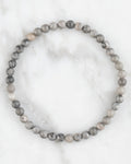 Pulsera de Jaspe Mapa de 4 mm, pieza completa en círculo sobre superficie de mármol