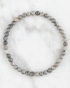 Pulsera de Jaspe Mapa de 4 mm, pieza completa en círculo sobre superficie de mármol