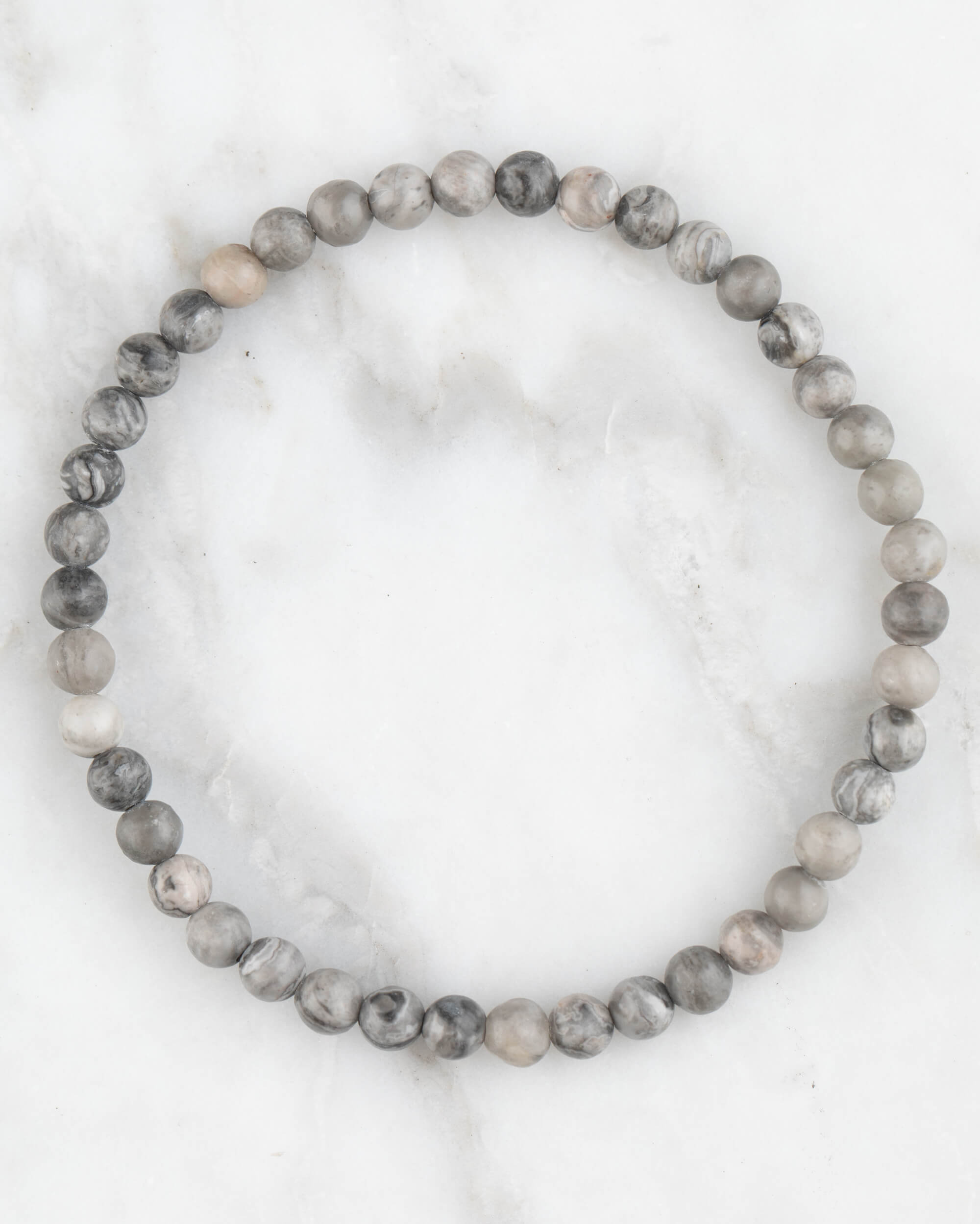 Pulsera de Jaspe Mapa de 4 mm, pieza completa en círculo sobre superficie de mármol