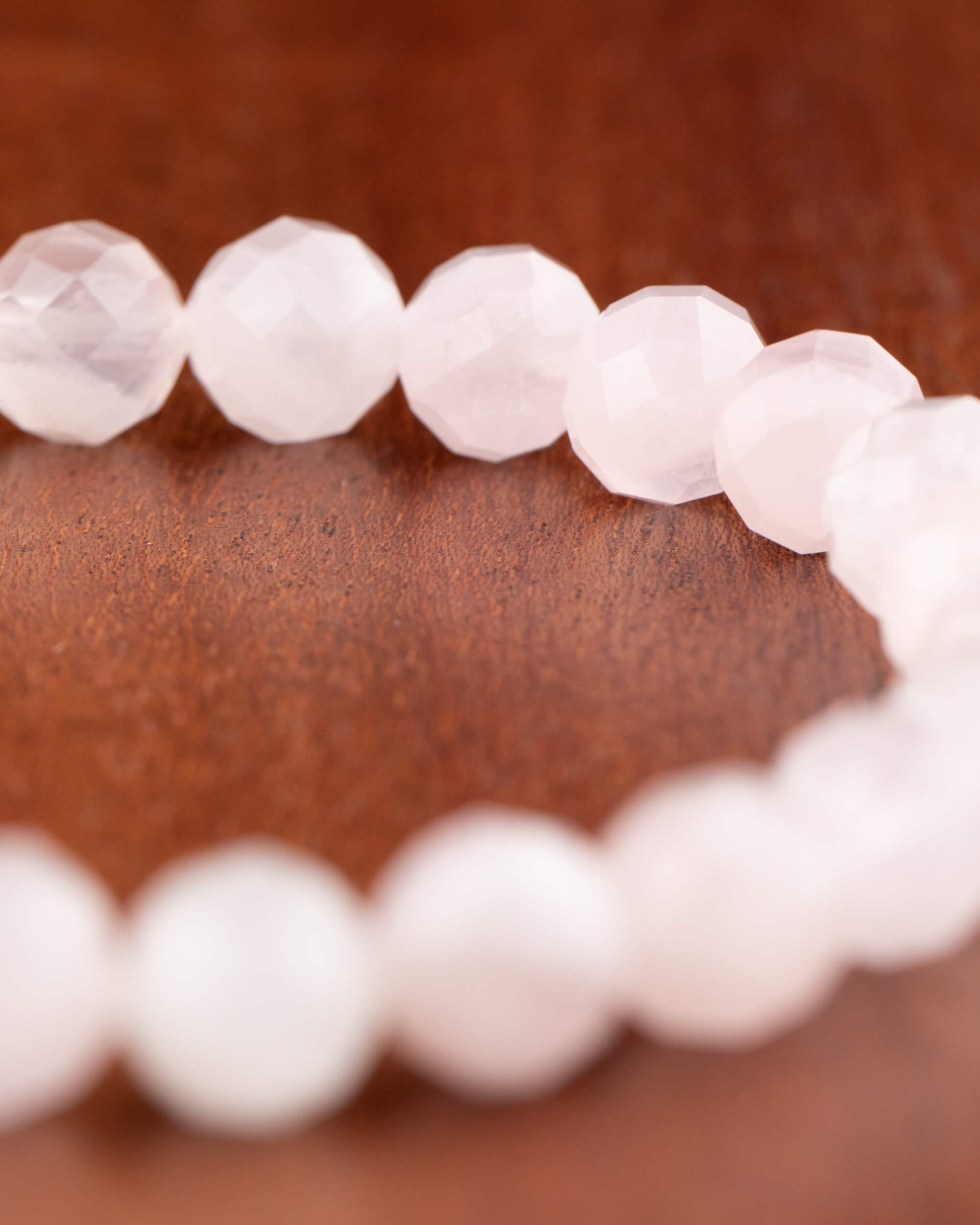 Detalle macro de las cuentas facetadas de Cuarzo Rosa con brillo suave