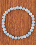 Pulsera de Aguamarina, pieza completa en círculo sobre madera