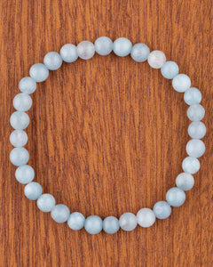 Pulsera de Aguamarina, pieza completa en círculo sobre madera