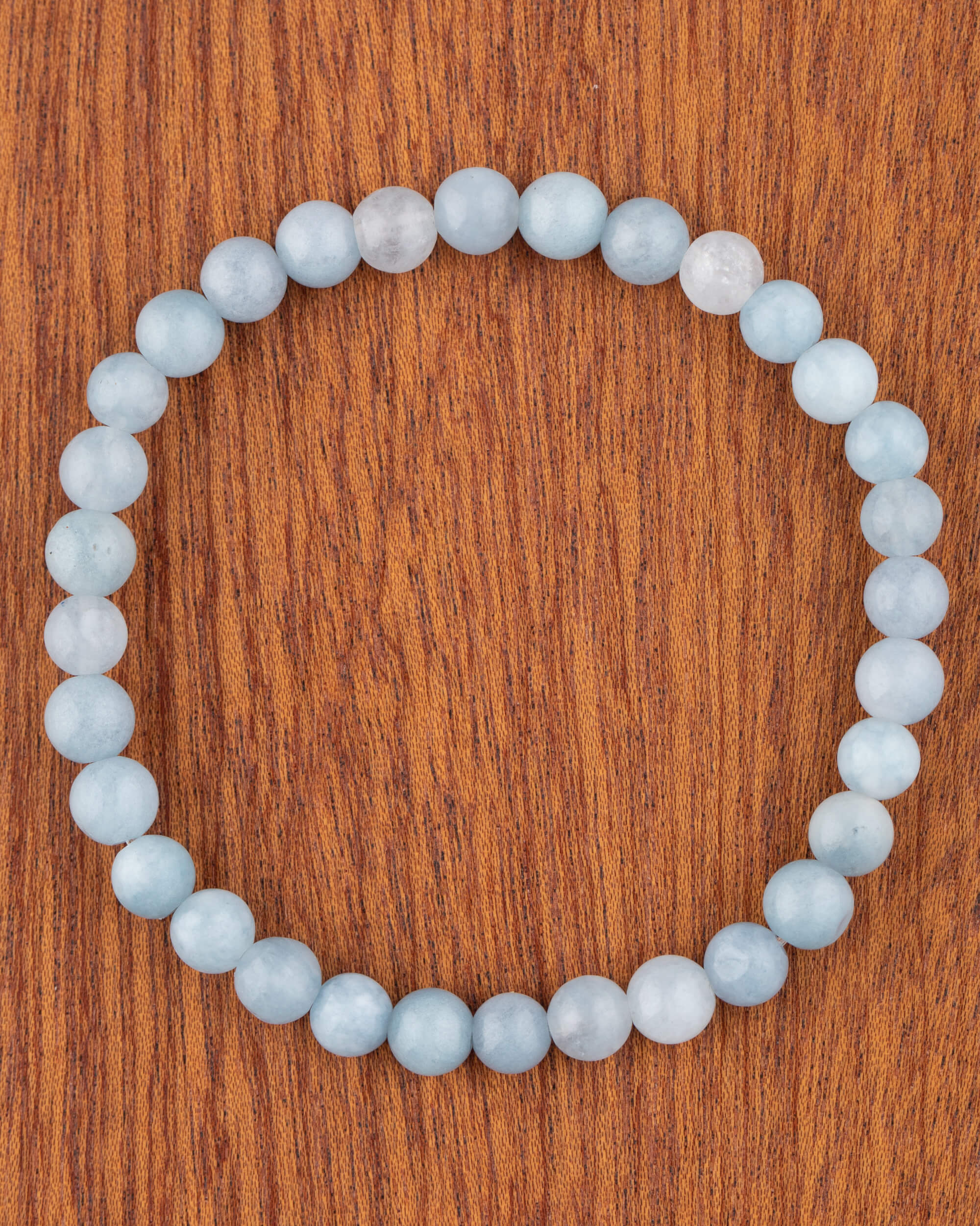 Pulsera de Aguamarina, pieza completa en círculo sobre madera