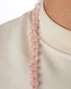Codificador Doble de Cuarzo Rosa puesto, detalle de las cuentas sobre el cuello