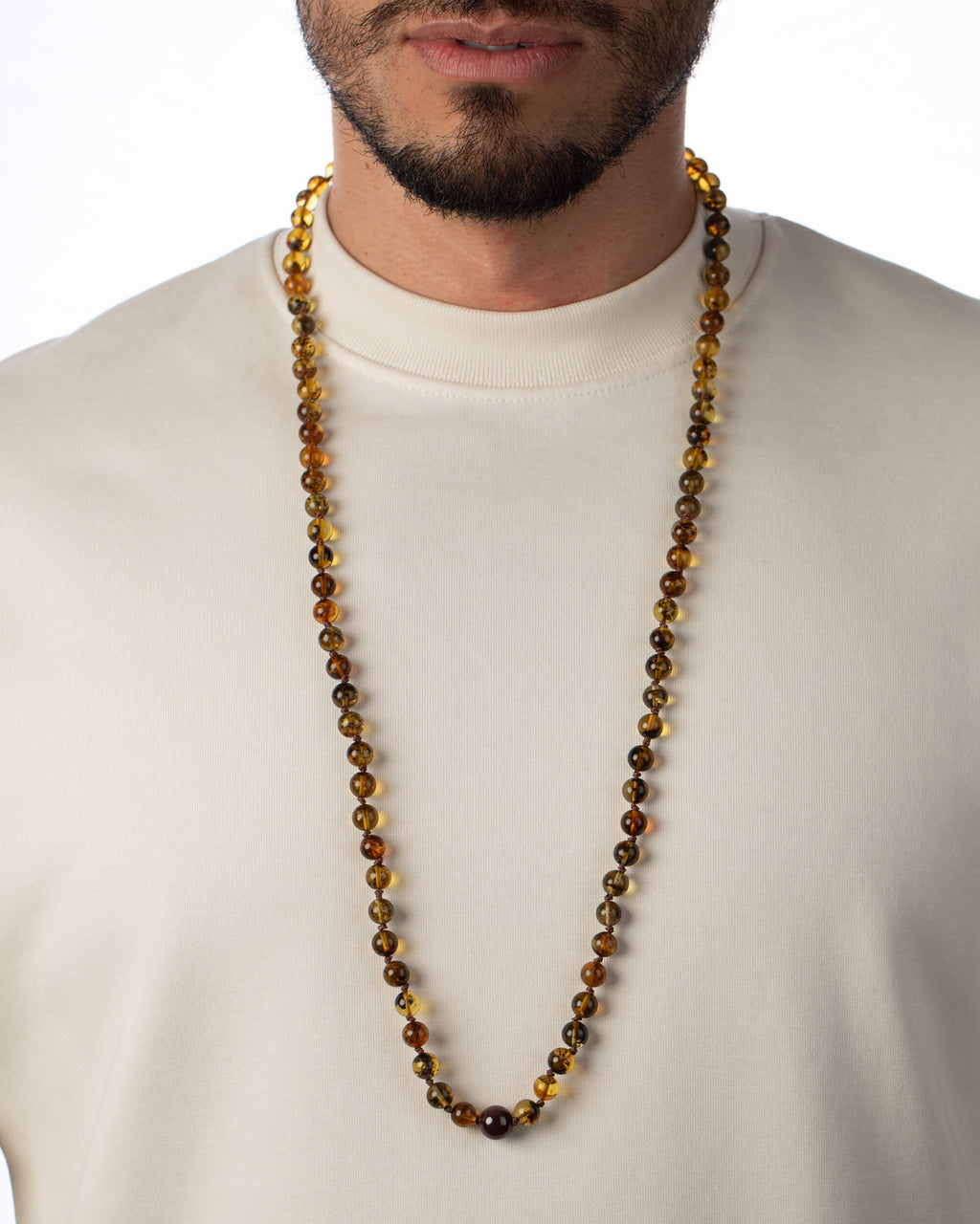Codificador Doble de Ámbar y Granate Estrella puesto, cayendo sobre el pecho