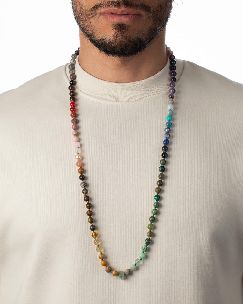 Codificador doble puesto al cuello, cuentas multicolor cayendo sobre el pecho
