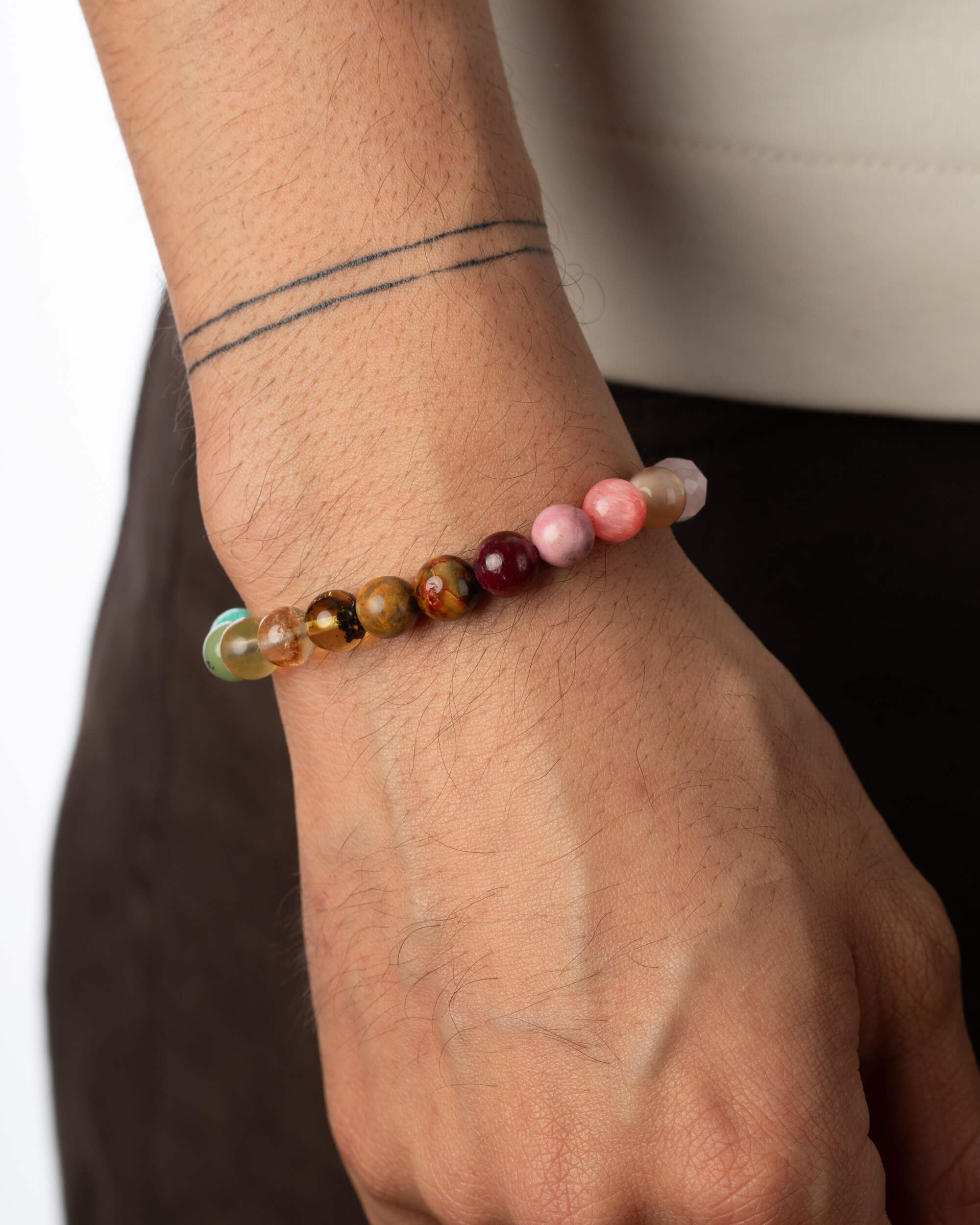Pulsera 7 Chakras puesta en la muñeca, cuentas calidas visibles de cerca