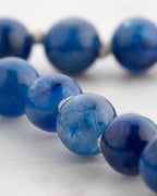 Detalle macro de las cuentas azules de Cianita con vetas claras