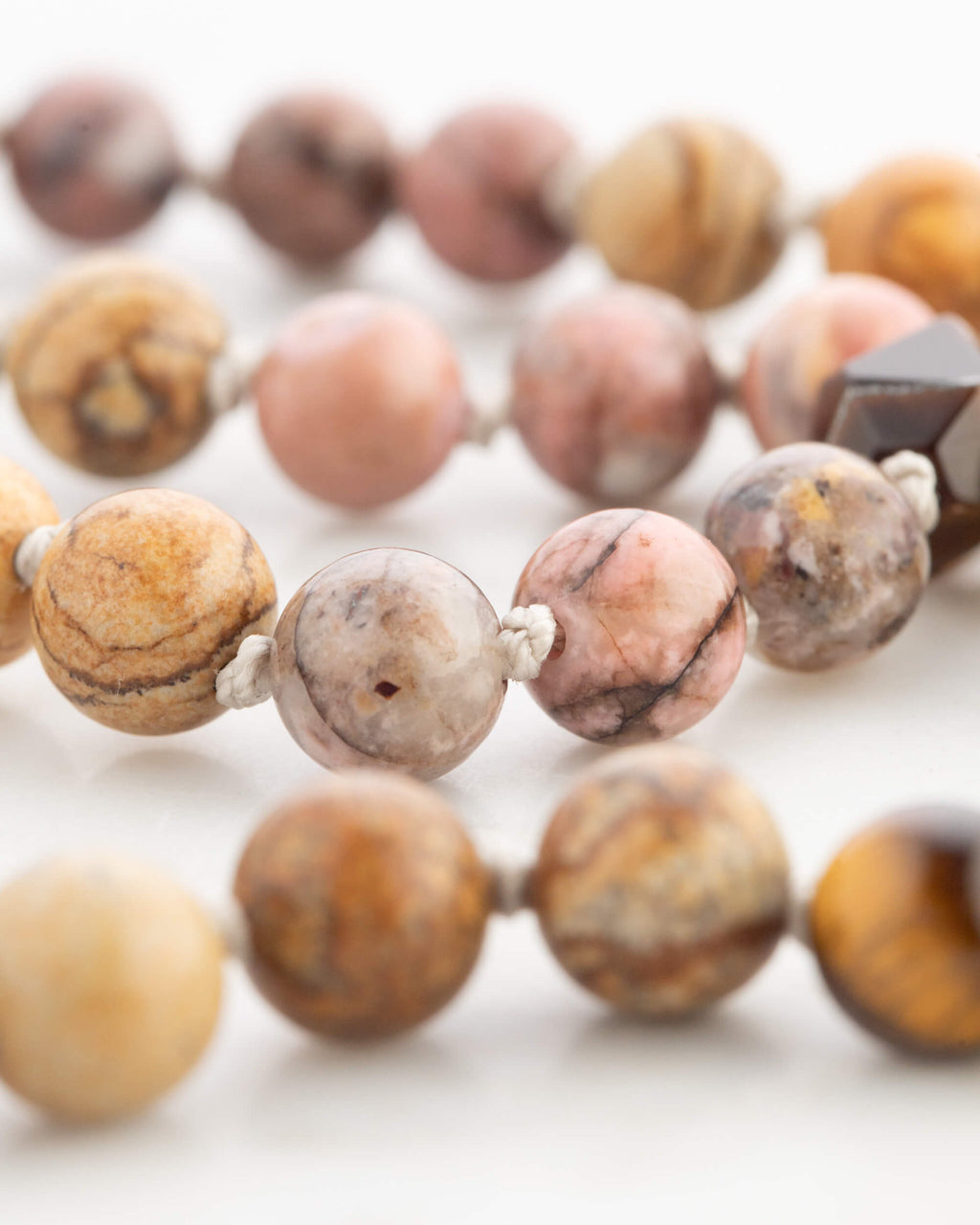 Codificador Doble Gaia puesto, detalle de las cuentas cayendo en el cuello