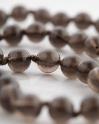 Detalle macro de las cuentas cafe oscuro de Saffordita, curva de la pieza