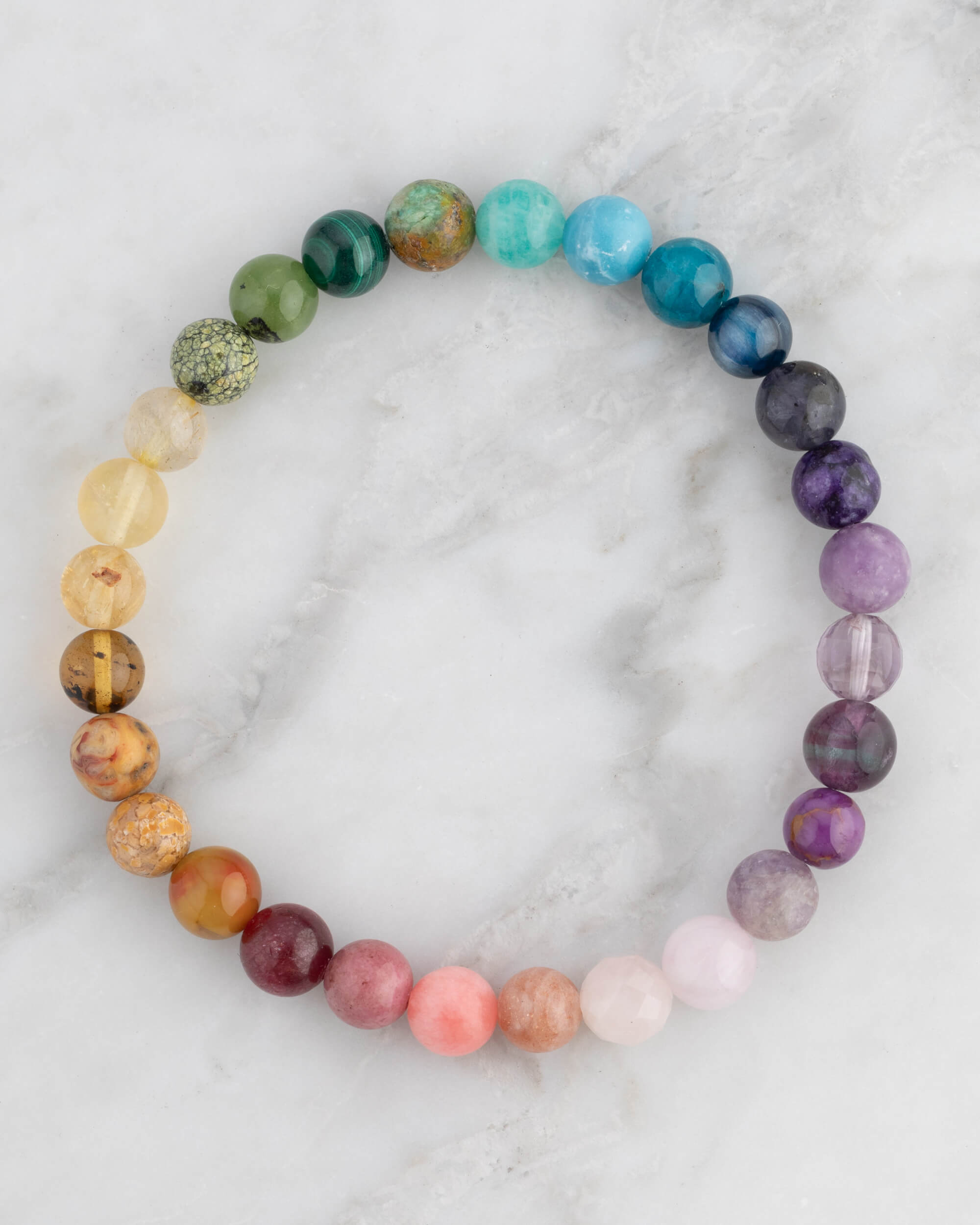 Pulsera 7 Chakras en círculo, pieza completa con degradado multicolor sobre mármol