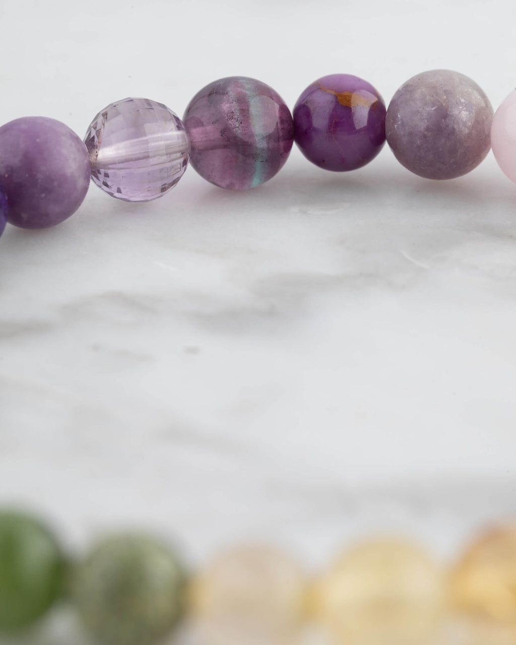 Detalle macro de las cuentas violeta y lila de la Pulsera 7 Chakras
