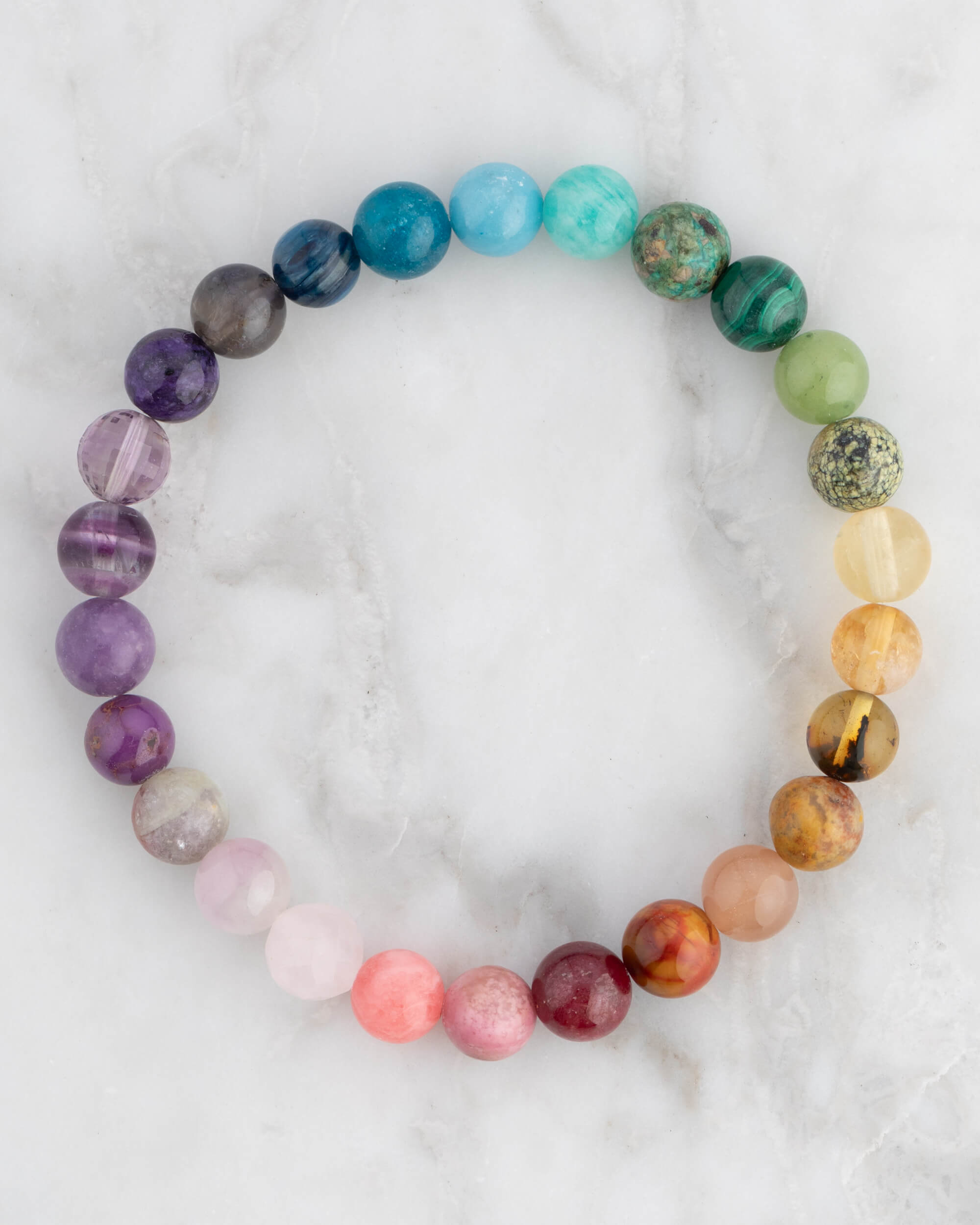 Pulsera 7 Chakras en círculo, otro angulo del degradado multicolor completo