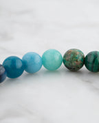 Detalle macro de las cuentas azules y verde turquesa de la Pulsera 7 Chakras