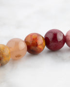 Detalle macro de las cuentas rosas, coral y durazno de la Pulsera 7 Chakras
