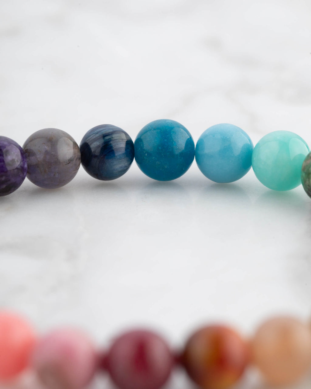 Detalle macro de las cuentas azules, gris y violeta de la Pulsera 7 Chakras