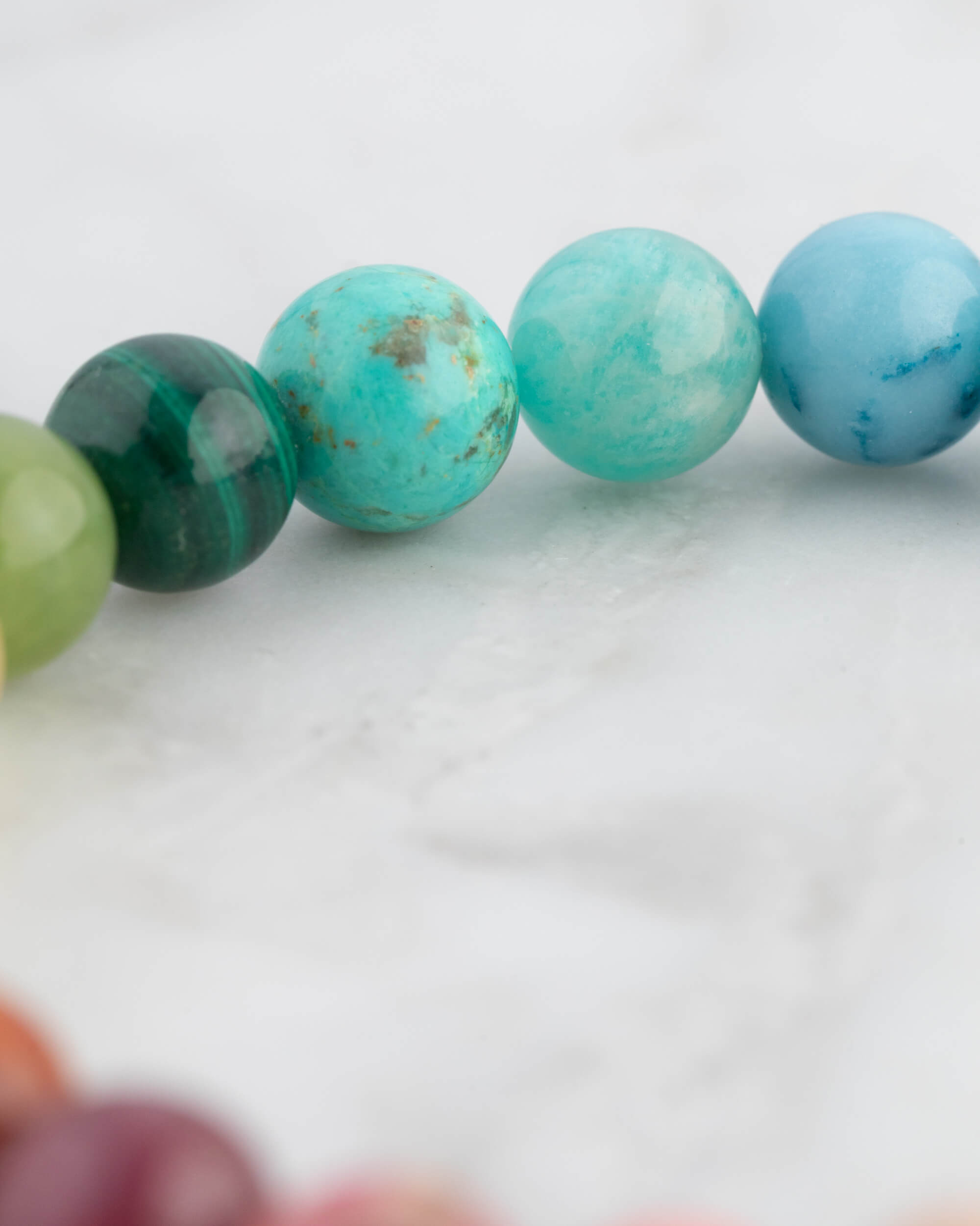 Detalle macro de las cuentas verde turquesa y jade de la Pulsera 7 Chakras