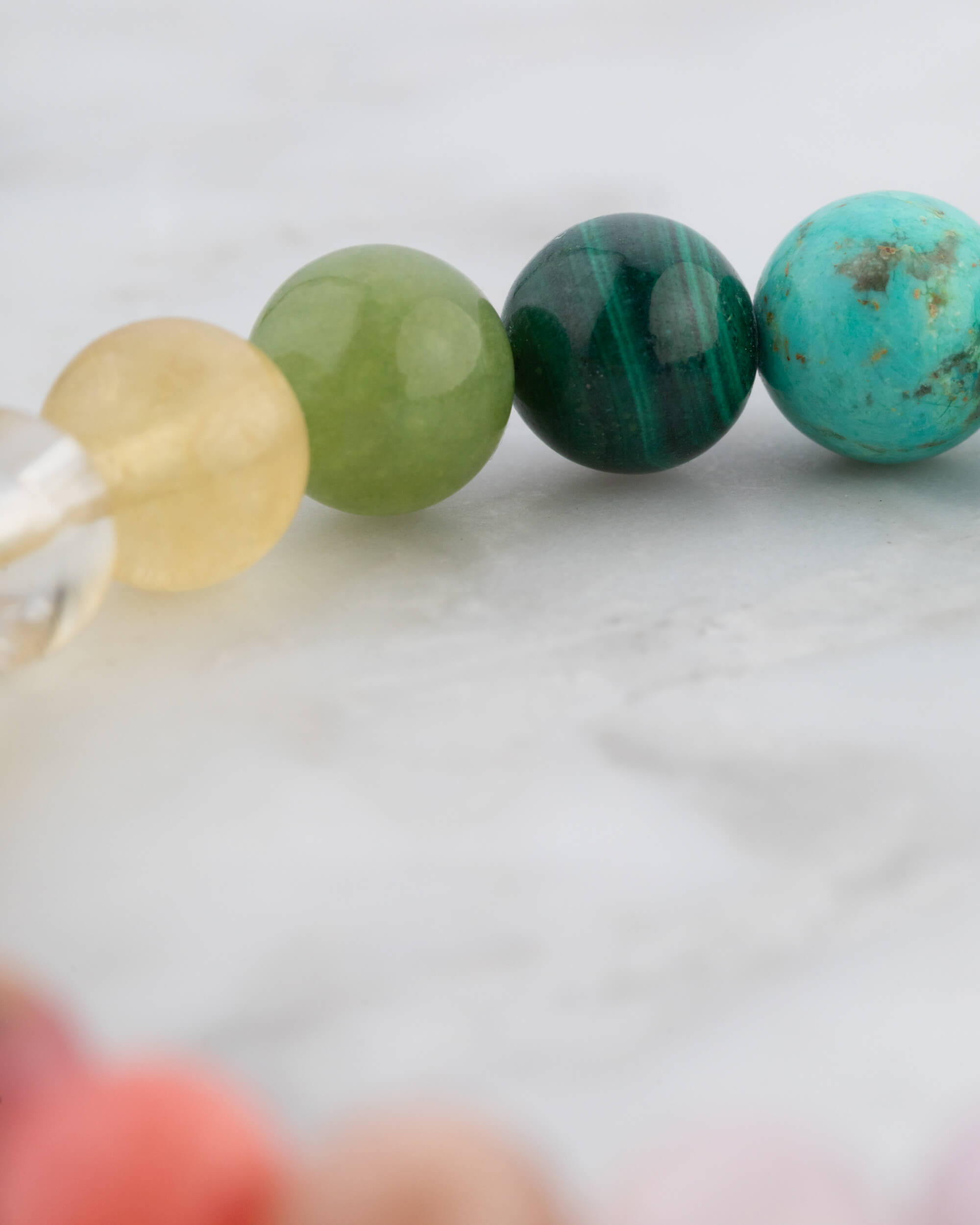 Detalle macro de las cuentas verde jade y citrino de la Pulsera 7 Chakras