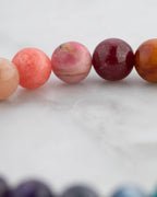 Detalle macro de las cuentas rosa, coral y roja de la Pulsera 7 Chakras