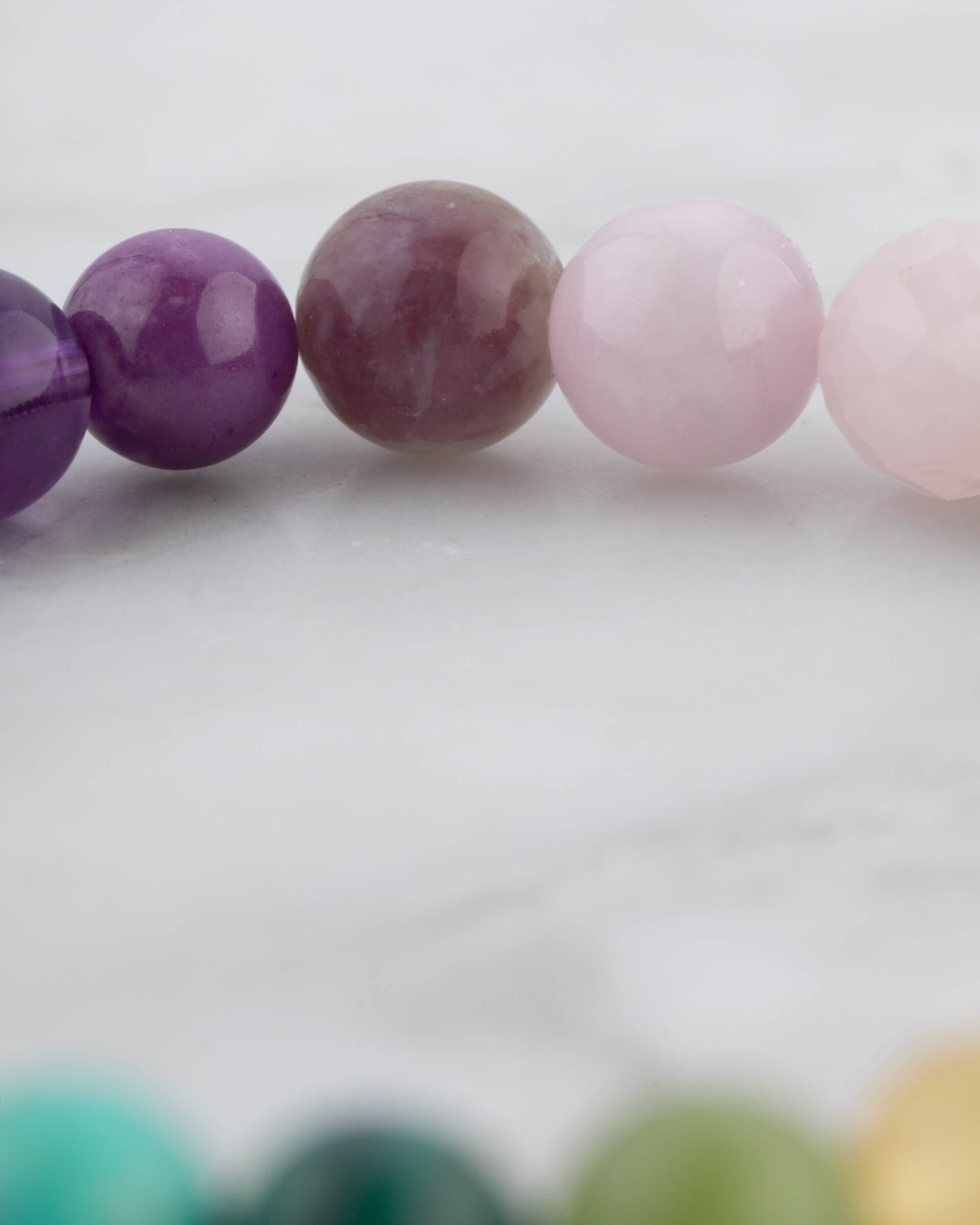 Detalle macro de las cuentas lila, violeta y rosa de la Pulsera 7 Chakras