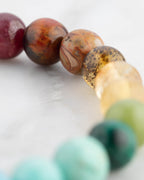 Detalle macro de las cuentas rojas y jaspe de la Pulsera 7 Chakras