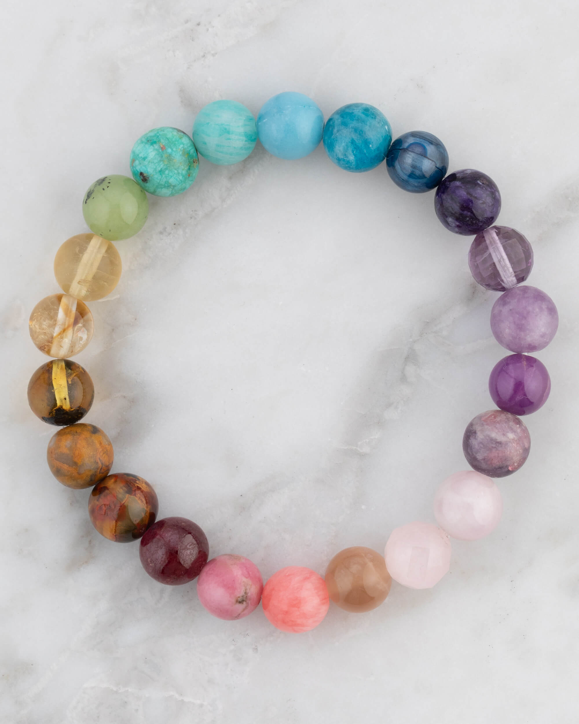 Pulsera 7 Chakras en círculo, pieza completa sobre mármol desde arriba