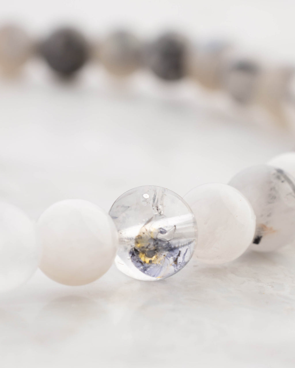 Detalle macro de cuentas de Howlita y Diamante de Herkimer