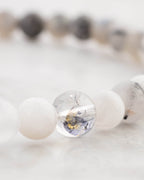 Detalle macro de cuentas de Howlita y Diamante de Herkimer