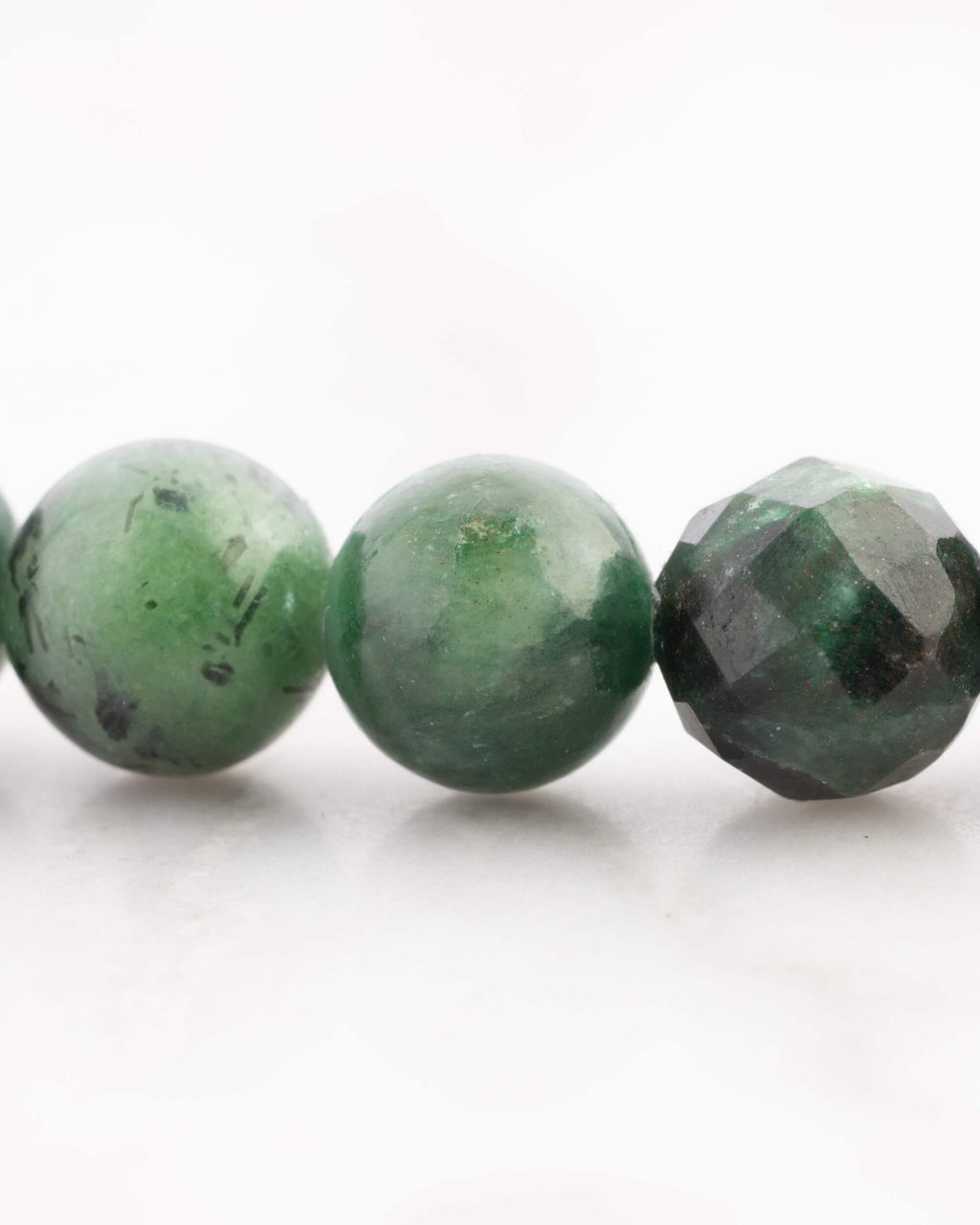 Detalle macro de cuentas de Jade Verde y Crisoprasa facetada