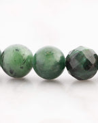 Detalle macro de cuentas de Jade Verde y Crisoprasa facetada