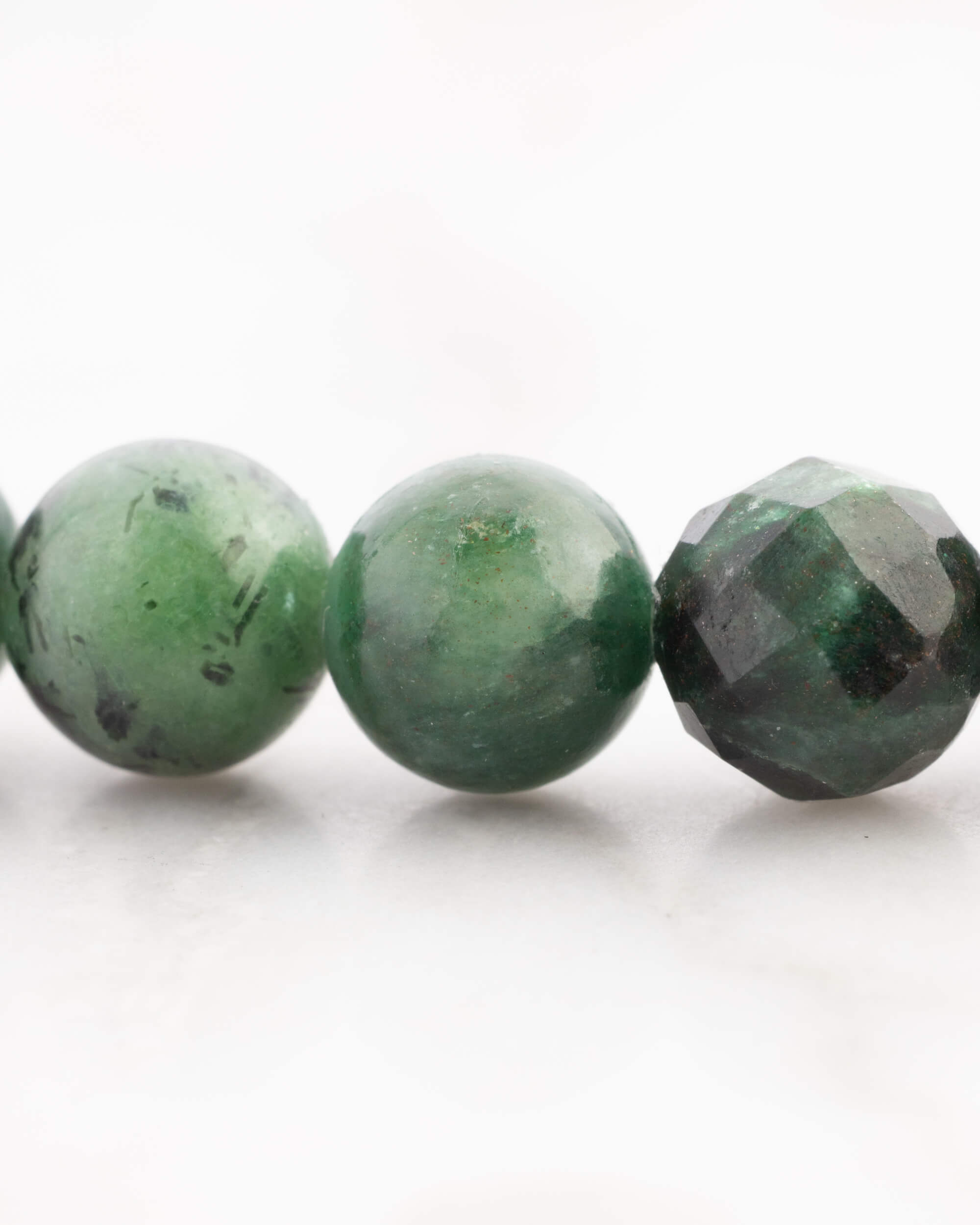 Detalle macro de cuentas de Jade Verde y Crisoprasa facetada
