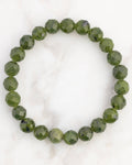 Pulsera de Jade Verde facetada de 8 mm, pieza completa en círculo sobre mármol claro