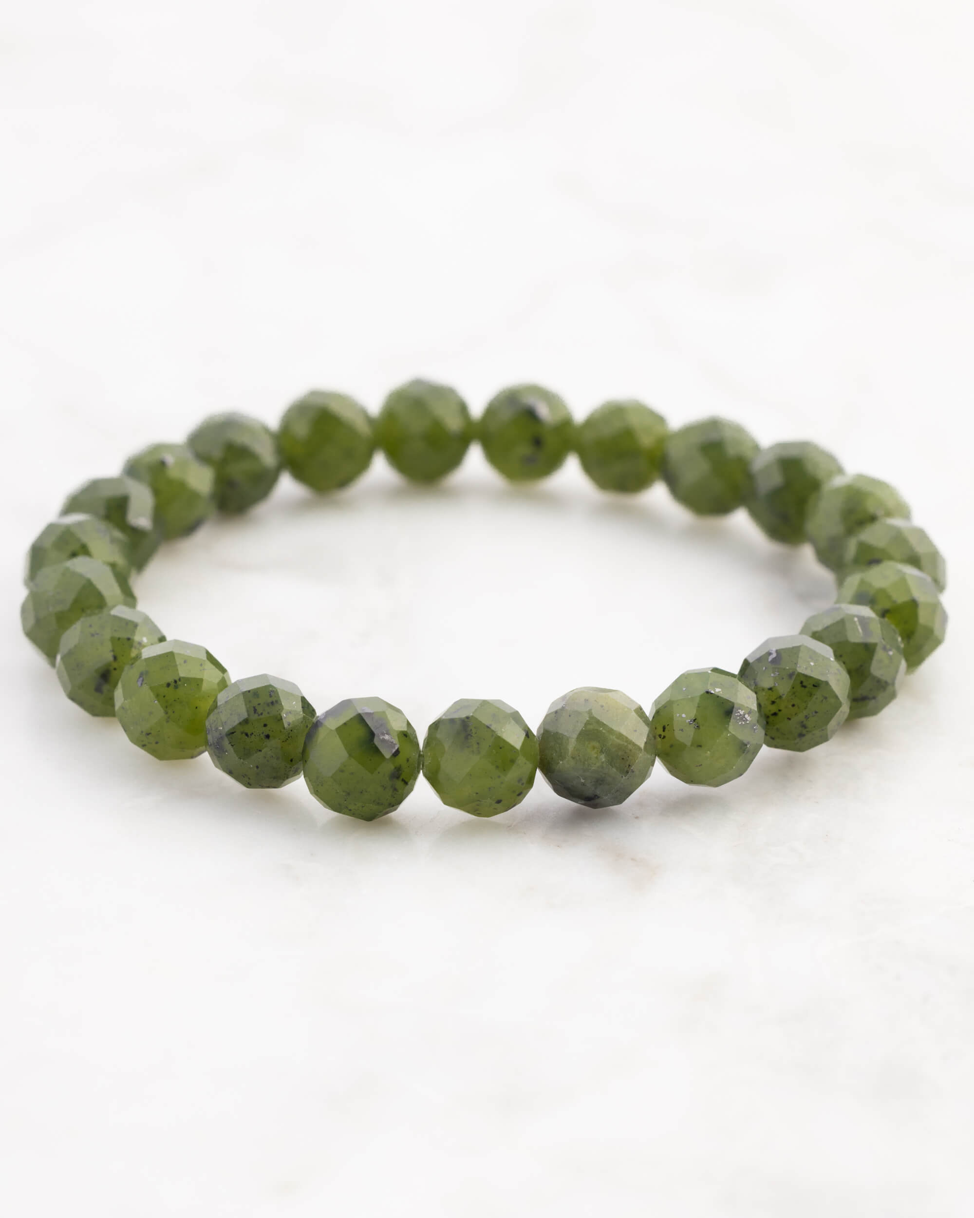 Pulsera de Jade Verde facetada en círculo desde otro angulo, mostrando el facetado de las cuentas