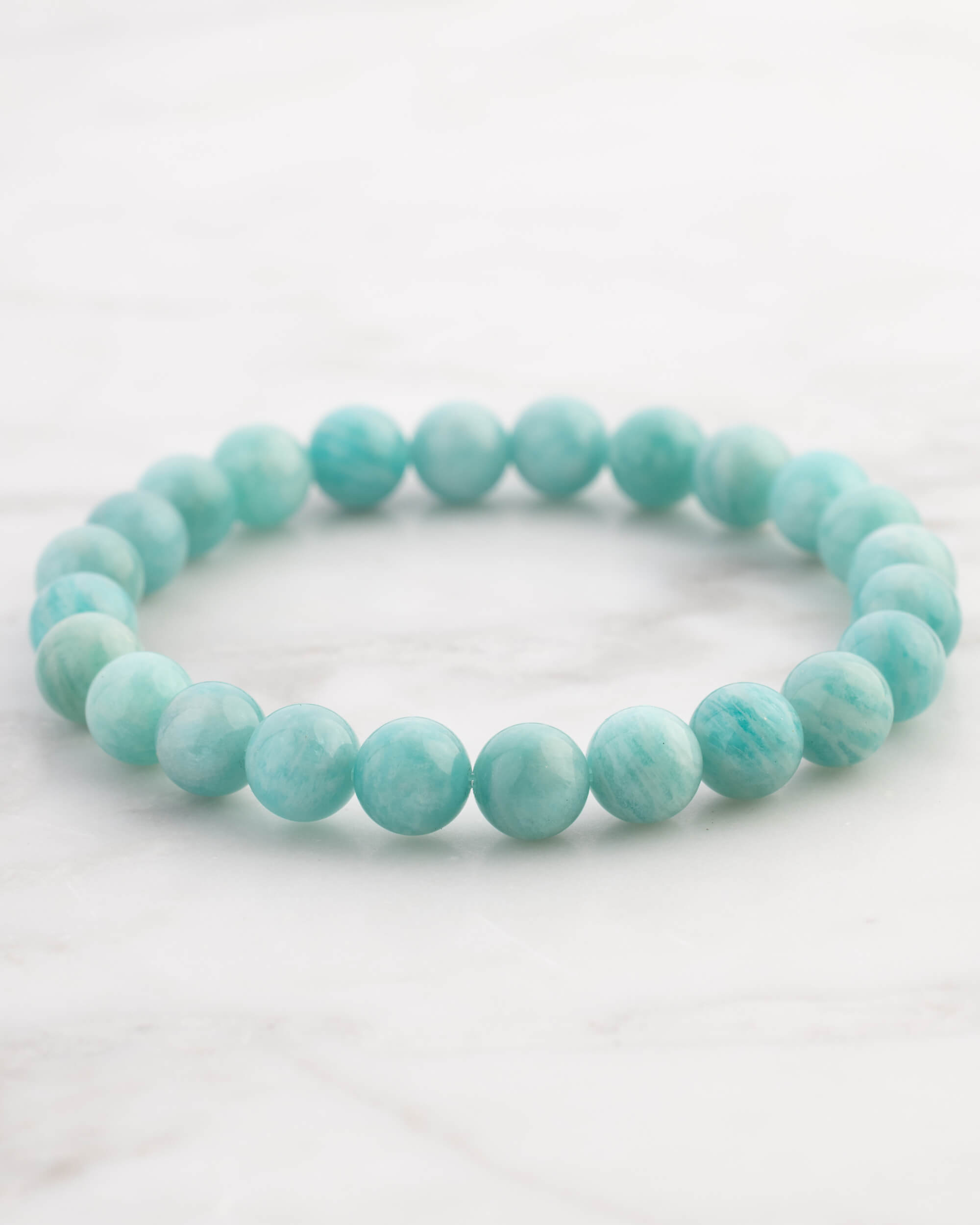 Pulsera de Amazonita Aqua, pieza completa en ángulo distinto sobre mármol claro
